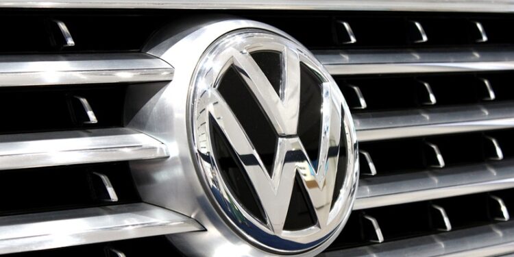 El logo de la marca Volkswagen en uno de sus automóviles en una imagen de archivo.