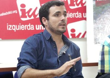 Alberto Garzón, líder de Izquierda Unida, durante un encuentro con jóvenes en una imagen de archivo.