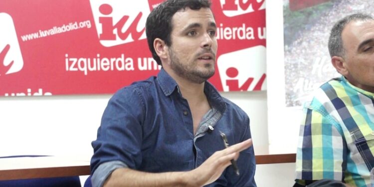 Alberto Garzón, líder de Izquierda Unida, durante un encuentro con jóvenes en una imagen de archivo.