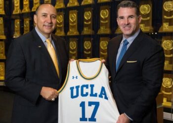 Dan Guerrero, UCLA Athletic Director junto a Kevin plank, fundador y CEO de Under Armour