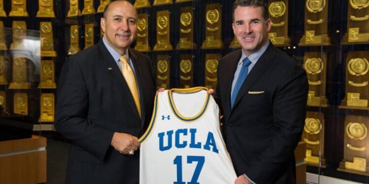 Dan Guerrero, UCLA Athletic Director junto a Kevin plank, fundador y CEO de Under Armour