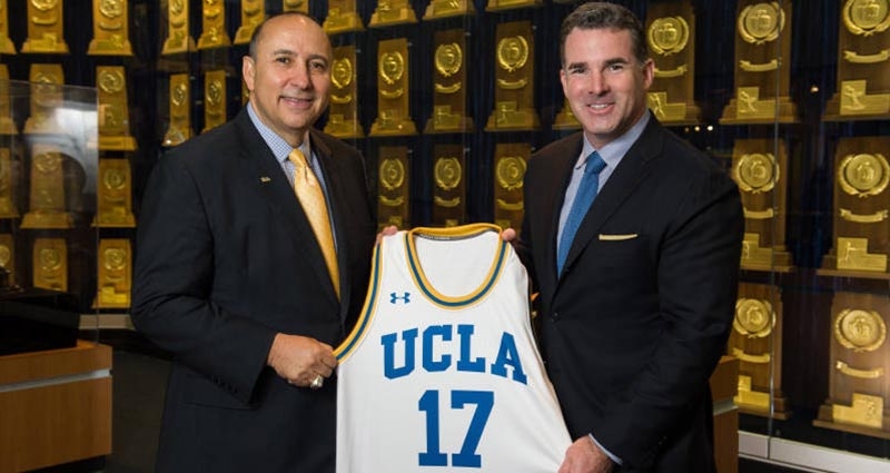 Dan Guerrero, UCLA Athletic Director junto a Kevin plank, fundador y CEO de Under Armour