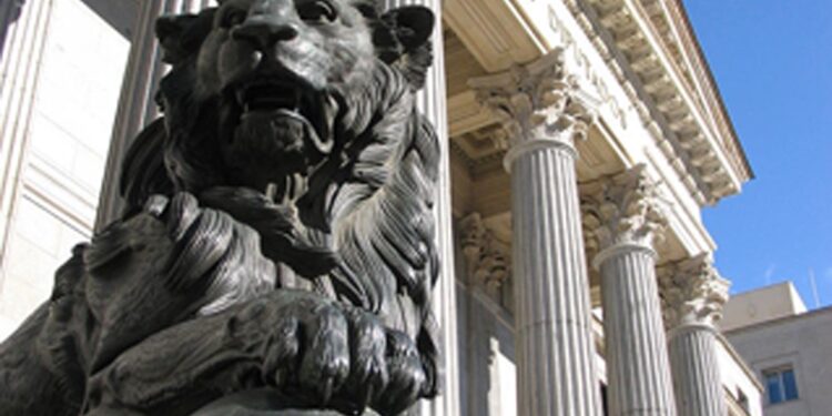 Uno de los leones que adornan las puertas del Congreso en una imagen de archivo.