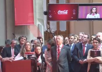 Momento de la Salida a Bolsa con la presidenta Sol Daurella y en frente su dircom, Rosa Yagüe en primera fila.