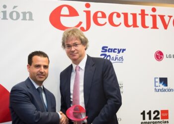 Didier Lagae, fundador y CEO de MdC Group, recogiendo el Premio Ejecutivos a la Mejor Agencia del Año en España. FOTO: Marco de Comunicación.