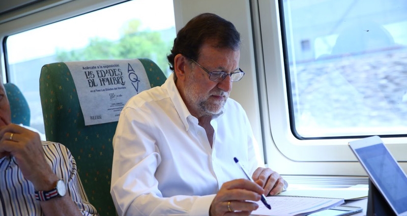 Mariano Rajoy, candidato a la presidencia por el Partido Popular, viajando en tren durante la campaña electoral para el 26J. FOTO: @marianorajoy