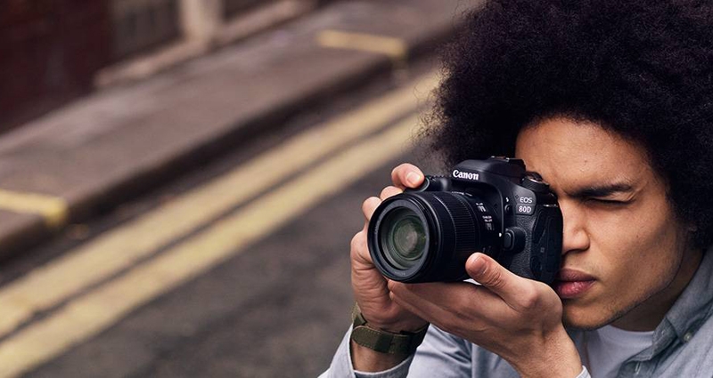 Un hombre utiliza una cámara de fotos Canon. FOTO: canon.es