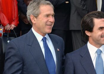 De izq. a dcha.: Tony Blair, ex primer ministro británico, George W. Bush, ex presidente de los EEUU y José María Aznar, ex presidente del Gobierno de España. FOTO: Wikimedia Commons.
