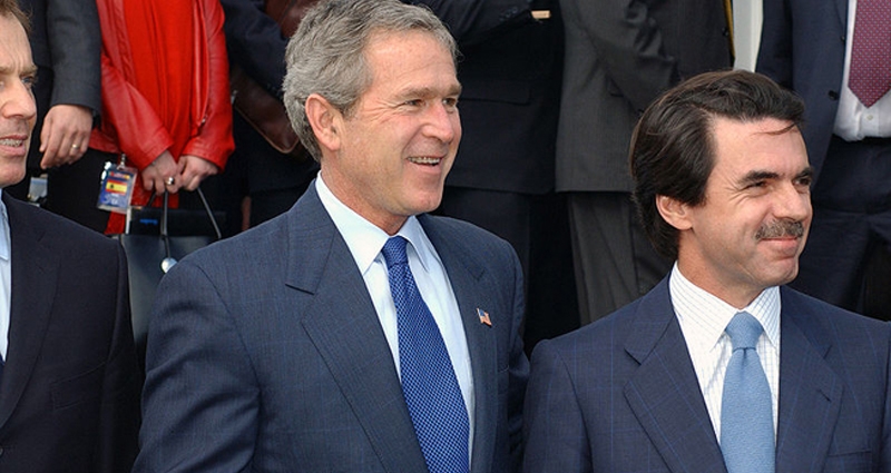 De izq. a dcha.: Tony Blair, ex primer ministro británico, George W. Bush, ex presidente de los EEUU y José María Aznar, ex presidente del Gobierno de España. FOTO: Wikimedia Commons.