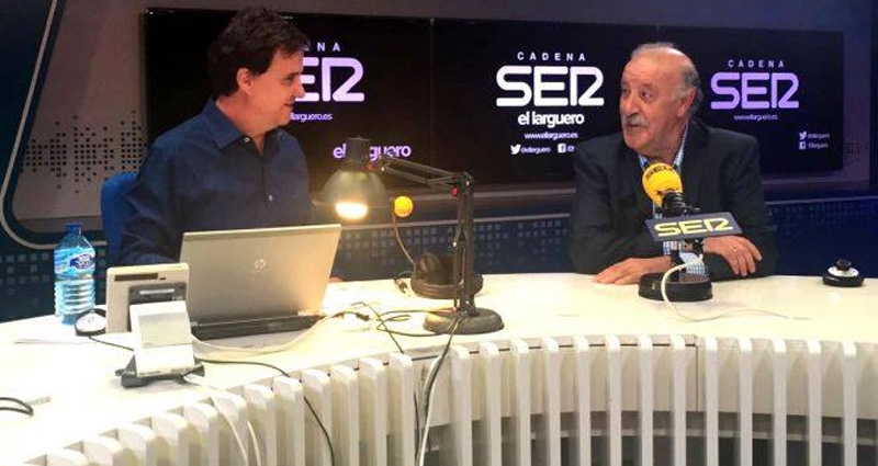 José Ramón de la Morena y Vicente del Bosque anoche en los estudios de Cadena SER