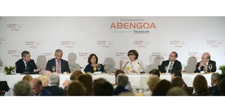 Una imagen de la última edición del Foro América, con la vicepresidenta del Gobierno, Soraya Sáenz de Santamaría y la titular de la Secretaría General Iberoamericana, Rebeca Greynspan. FOTO: Marco de Comunicación.