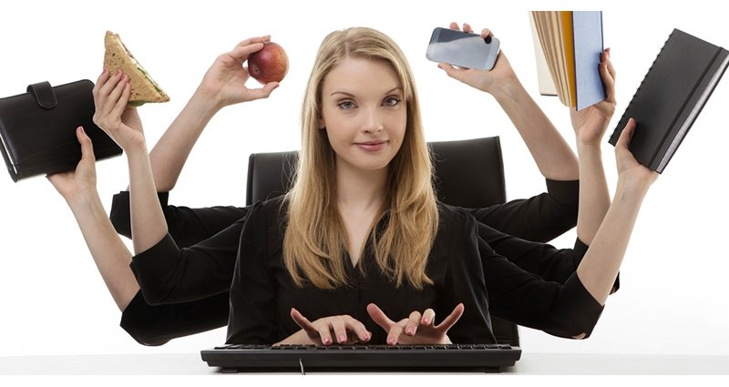 Una mujer llevando a cabo múltiples tareas en una imagen de archivo.