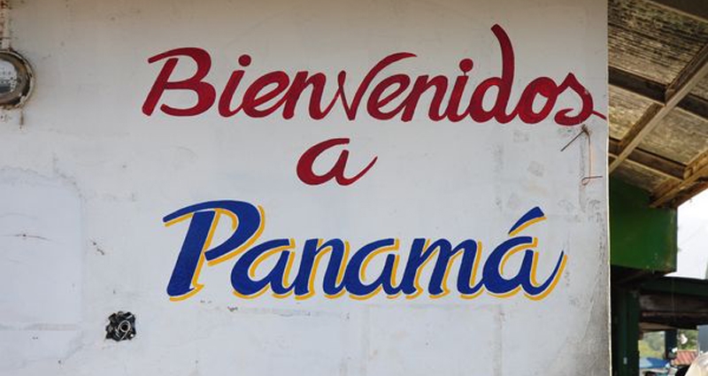 Una pintada en un muro que reza 'Bienvenidos a Panamá'.