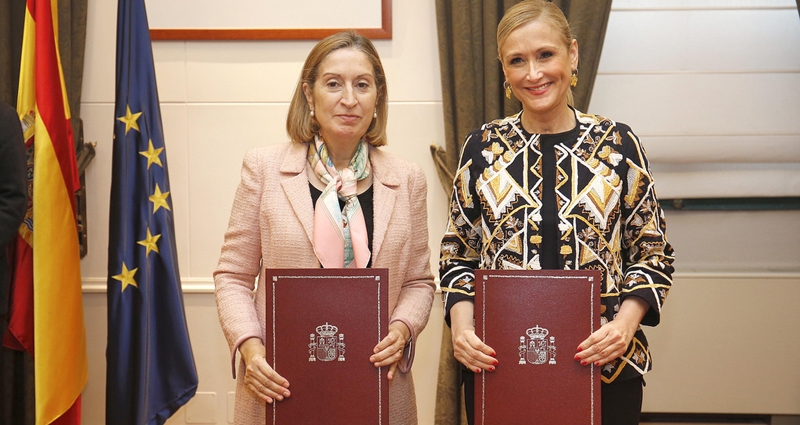 Ana Pastor, ministra de Fomento, acompañada de Cristina Cifuentes. FOTO: Flickr.