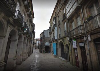 La Rúa do Vilar en Santiago de Compostela, la calle en la que se encuentra la delegación de Efe para este territorio. FOTO: Google Street View.