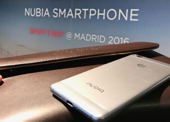 El Nubia Z11 no tiene biseles laterales, lo que te da una sensación de no tener fronteras al ver el contenido.