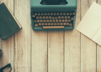 Una máquina de escribir en una imagen de archivo.