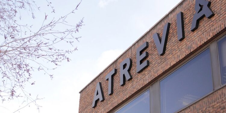 El logo de la agencia de Comunicación ATREVIA en el edificio de la agencia en Madrid.