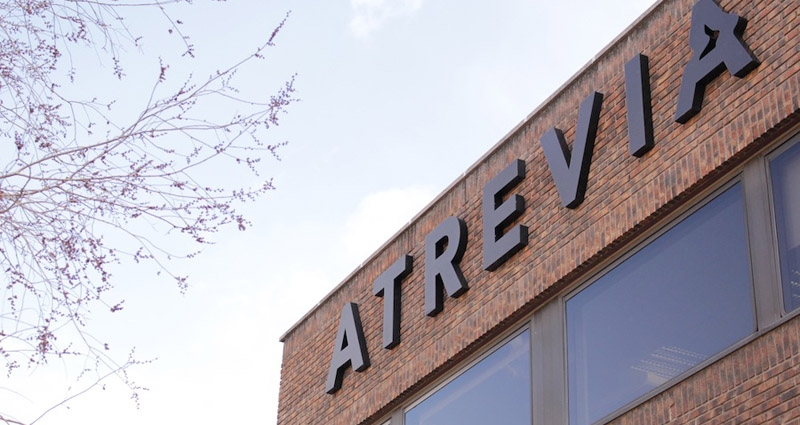 El logo de la agencia de Comunicación ATREVIA en el edificio de la agencia en Madrid.