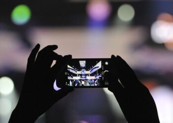 Un móvil graba en un concierto en una imagen de archivo.