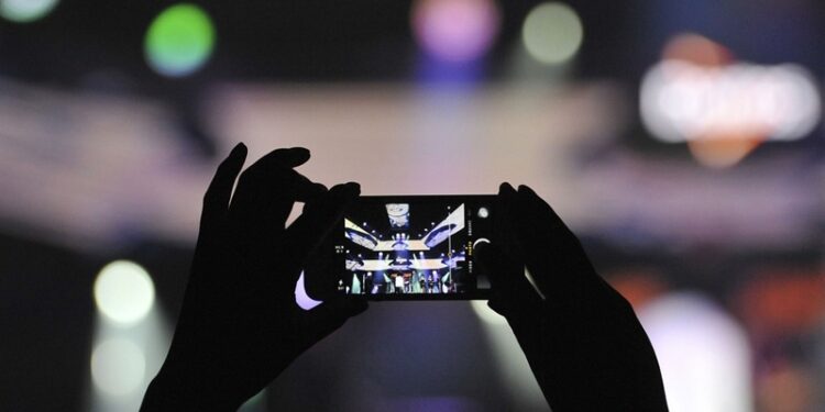 Un móvil graba en un concierto en una imagen de archivo.