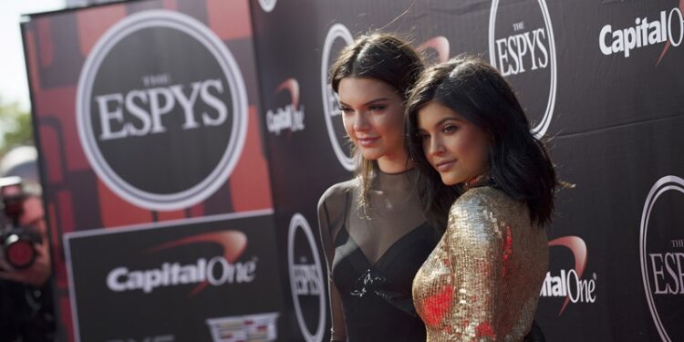 Kendall y Kylie Jenner posan en un photocall.