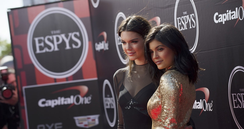 Kendall y Kylie Jenner posan en un photocall.