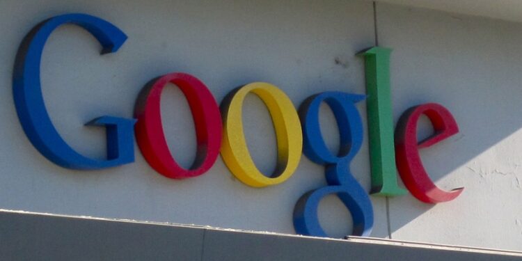 Una imagen de archivo muestra el logo de Google en un muro.