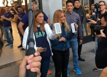 El iPhone 7 y 7 Plus llegan a España. Estas chicas lo compraron en la tienda de la Puerta del Sol