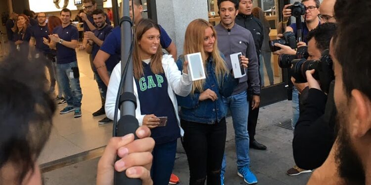 El iPhone 7 y 7 Plus llegan a España. Estas chicas lo compraron en la tienda de la Puerta del Sol