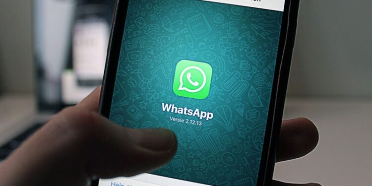 Telefónica quiere que WhatsApp te pague por tus datos