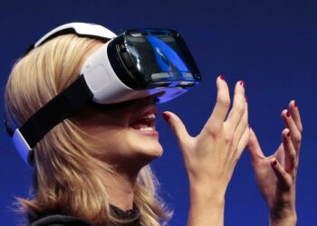 Una mujer con unas gafas de realidad virtual en una imagen de archivo.