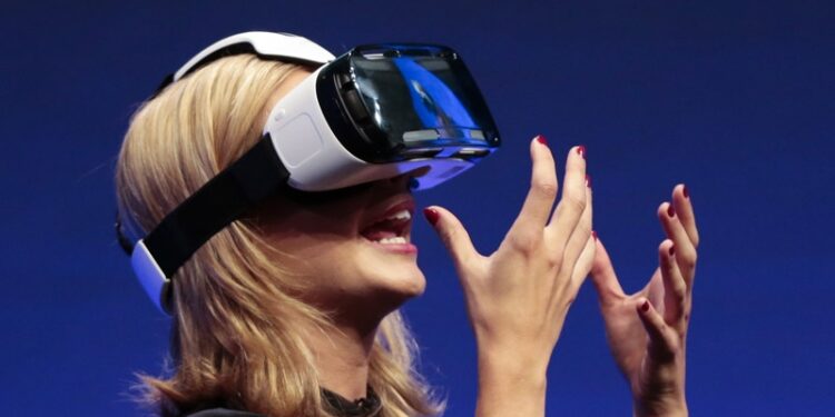 Una mujer con unas gafas de realidad virtual en una imagen de archivo.