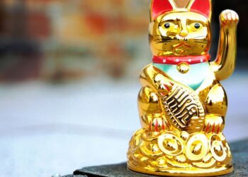 Un maneki neko chino, también conocido como "el gato de la suerte". FOTO. Pixabay