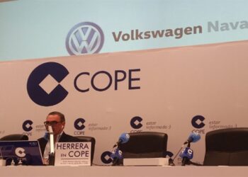 Carlos Herrera en la fábrica de Volkswagen en Pamplona