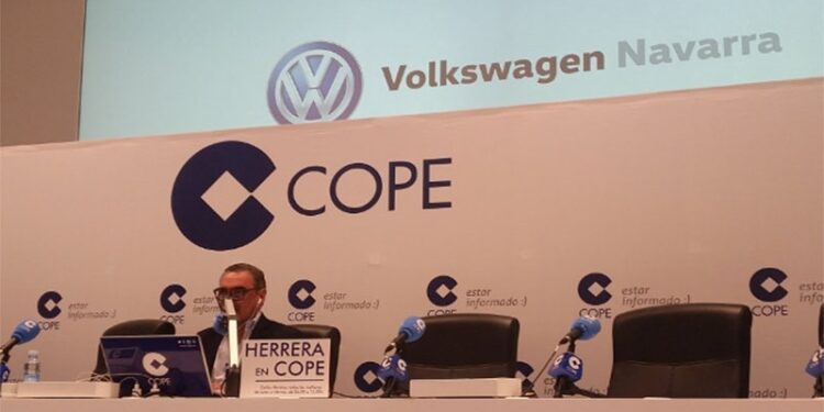 Carlos Herrera en la fábrica de Volkswagen en Pamplona