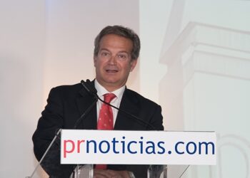 Julio Fernández Llamazares recogiendo su galardón a la Mejor Comunicación en sanidad.