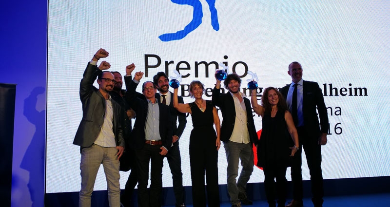 El equipo de 'Las edades del Sida' recogiendo su Premio Boehringer Ingelheim.