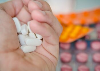 Un hombre sostiene fármacos en una imagen de archivo.