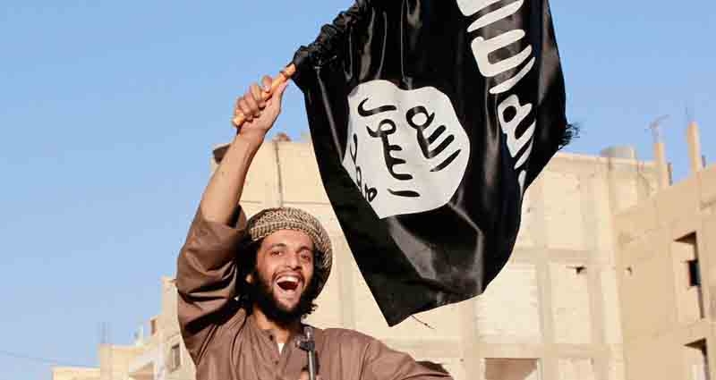 Un soldado de Estado Islámico sostiene una bandera de la organización en una imagen de archivo.