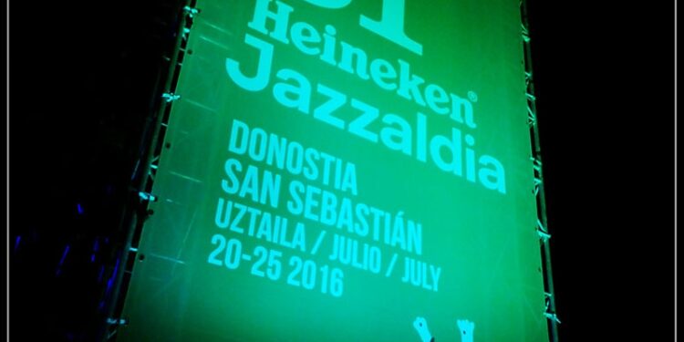 Un cartel del festival Heineken Jazzaldia.