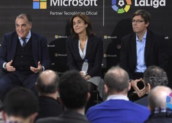 Javier Tebas (presidente de La Liga), Pilar López (presidenta de Microsoft Ibérica) y Sebastián Lancestremère (director General de Global de Microsoft Sports)