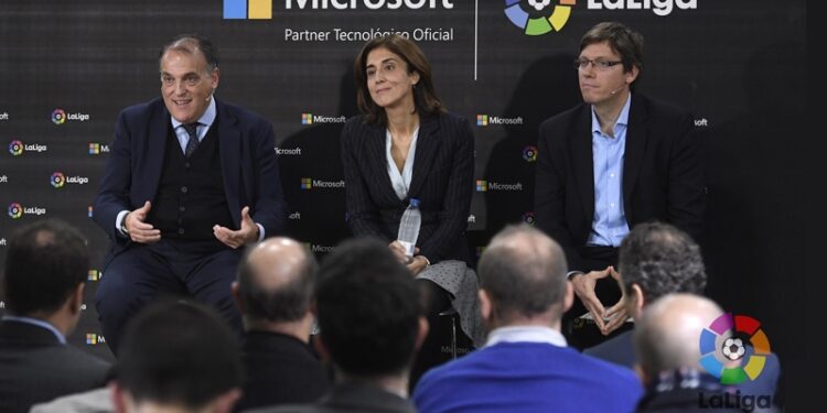 Javier Tebas (presidente de La Liga), Pilar López (presidenta de Microsoft Ibérica) y Sebastián Lancestremère (director General de Global de Microsoft Sports)