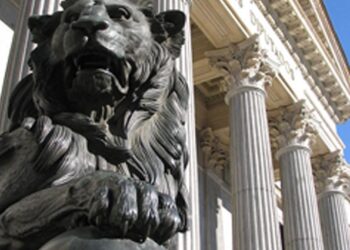 Uno de los leones que adornan la entrada al Congreso de los Diputados en una imagen de archivo.