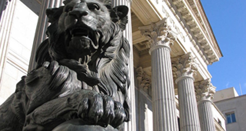 Uno de los leones que adornan la entrada al Congreso de los Diputados en una imagen de archivo.