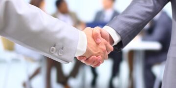 Dos personas se dan un apretón de manos en una imagen de archivo.