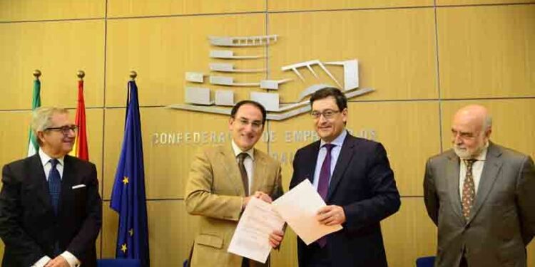 Una imagen de la firma del acuerdo entre Llorente & Cuenca y CEA. FOTO: saladecomunicacion.llorenteycuenca.com
