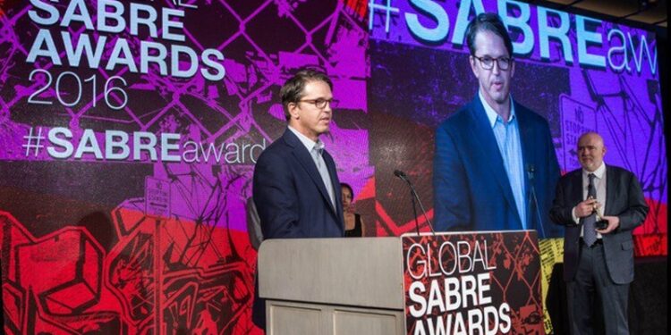 Edelman recogiendo el premio a mejor agencia del año en la gala de los Global SABRE Awards. FOTO: @EdelmanPR