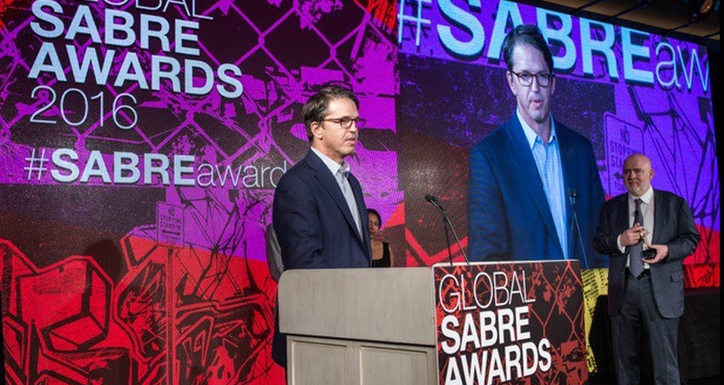 Edelman recogiendo el premio a mejor agencia del año en la gala de los Global SABRE Awards. FOTO: @EdelmanPR