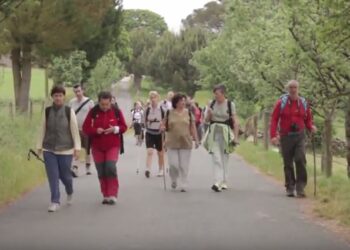 Los pacientes haciendo el Camino de Santiago dentroo de la campaña 'Sigue tu Camino'. FOTO: Youtube.